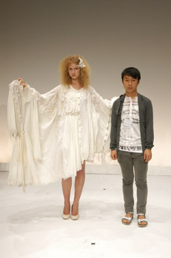 photo_2007新人デザイナーファッション大賞 大賞受賞者：カティカセルー・チャレムキアトさん