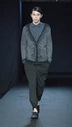 photo_Mesh leather item manufactured like knit (aptform)