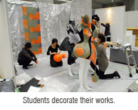 photo_Tex-Promotion Students decorate their works.