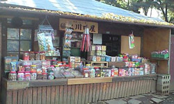 写真＿鬼子母神前の駄菓子屋さん。懐かしさつながりということで？