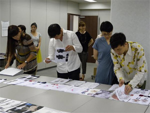 photo_ JFW関連ニュース_デザイン画を審査する左から小篠ゆま、皆川明、関口真希子、堀畑裕之の各氏