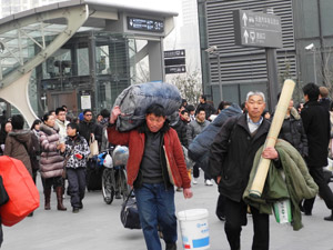 photo_中国・春節と国内回帰 春節前に帰郷する人々(上海駅で)