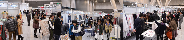 photo_−国内出展者の声−　熱心な来場者。国際色も出た 02