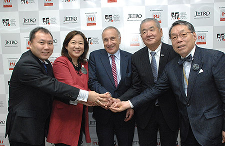 photo_写真左から　片岡進 経済産業省製造産業局繊維課長／浜野京ジェトロ理事／シルヴィオ・アルビーニMU会長／三宅正彦JFW理事長／貝原良治JFWテキスタイル担当理事