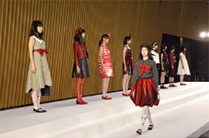 photo_PIGGY’S SPECIAL - PIG SKIN FASHION SHOW -