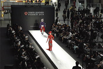 photo_PIGGY’S SPECIAL - PIG SKIN FASHION SHOW –